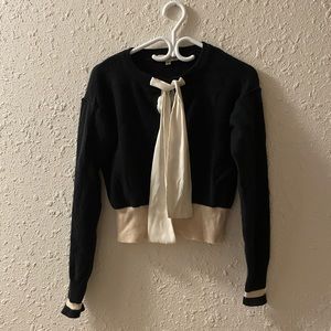 Cute wool and cashmere sweater with pussy bow
